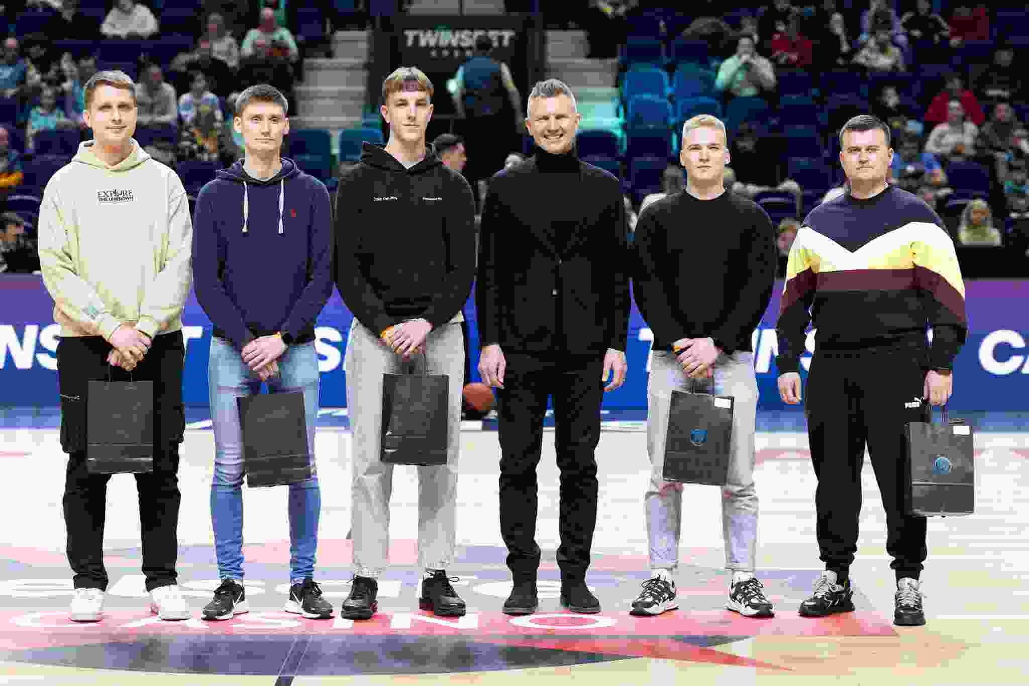 Wolves Twinsbet honored their esports team in final game of 2024
