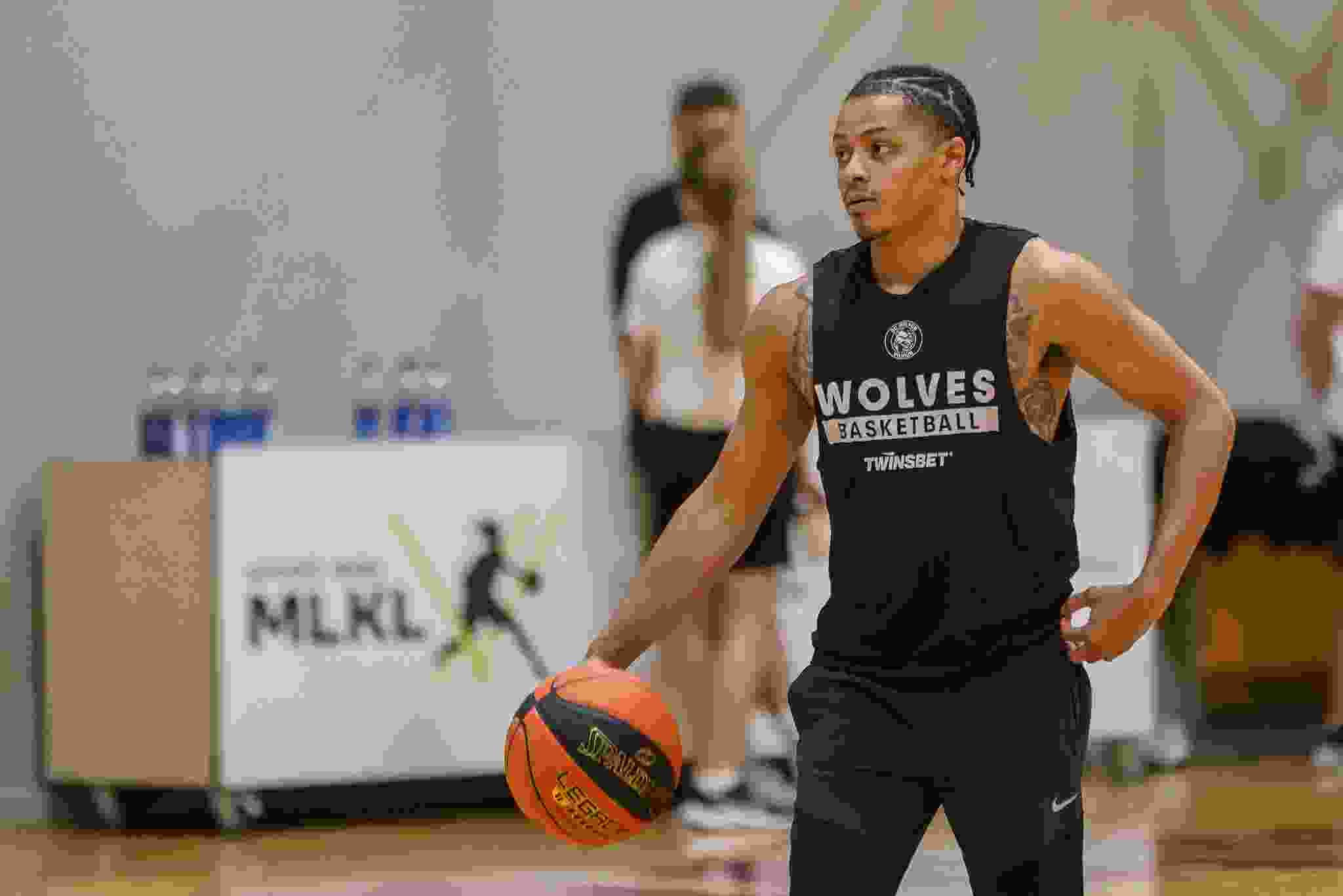 Anthony Cowanas apie žaidimo stilių, Alleno Iversono įtaką ir norą įrašyti „Wolves Twinsbet“ į krepšinio žemėlapį